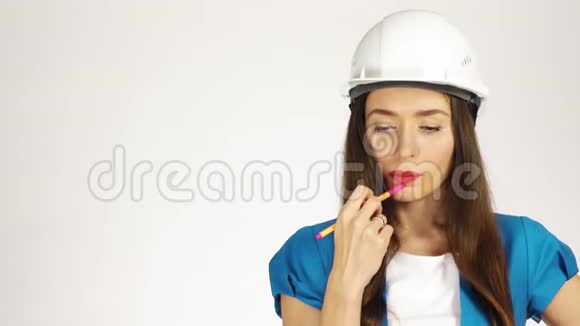 女建筑工程师或女建筑师戴安全帽的肖像视频的预览图