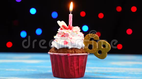 带有蜡烛的美味生日蛋糕和68号的彩色模糊灯光背景视频的预览图