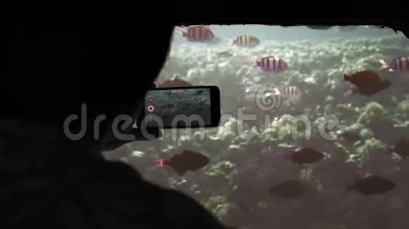 一名资深成年女性游客在水下船只上的剪影未被识别照片在移动智能手机上视频的预览图