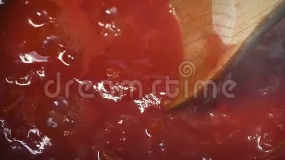 锅中搅拌番茄烹饪视频的预览图