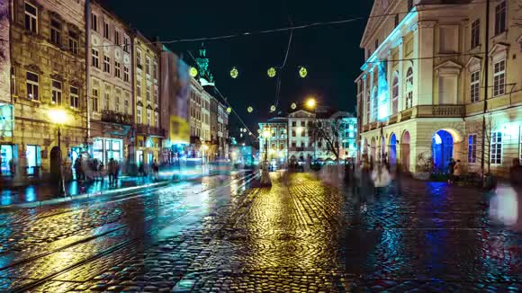 旅游和旅游理念夜间城市街道上人的延时运动科布尔斯通路欧洲视频的预览图