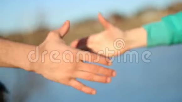 男人和女人在户外握手握手视频的预览图