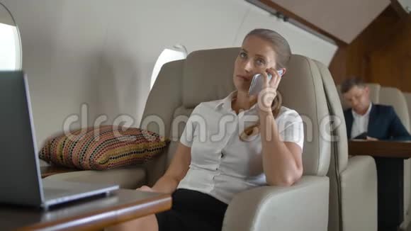 商务女士私人飞机飞行谈商务视频的预览图