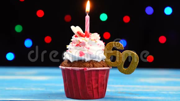 带有蜡烛的美味生日蛋糕和60号的彩色模糊灯光背景视频的预览图