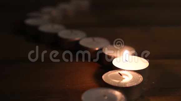 一支蜡烛火焰在黑暗中发光创造一种精神氛围视频的预览图