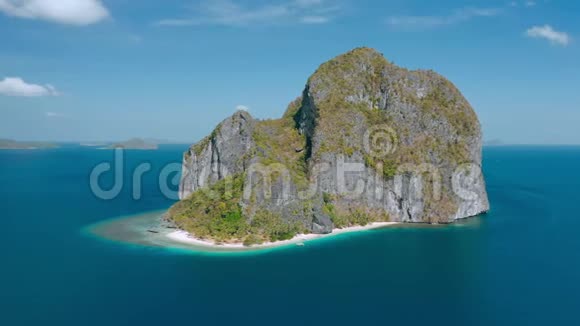在菲律宾巴拉望的ElNido蓝海的喀斯特岩石皮纳布谷滩岛的空中无人机景观令人惊叹的热带视频的预览图