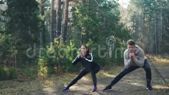 美丽的一对年轻的夫妇和她英俊的男朋友一起在公园户外做体育锻炼视频的预览图