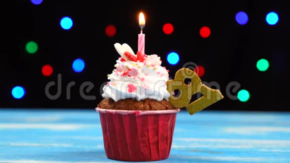 带有蜡烛的美味生日蛋糕和81号的彩色模糊灯光背景视频的预览图