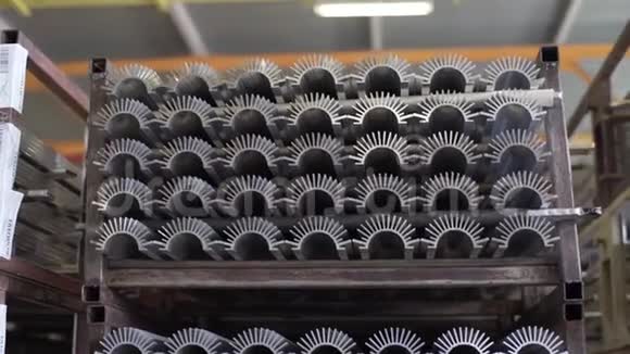 铝型材的特写镜头铝生产线工厂仓库堆放型材重型冶金视频的预览图