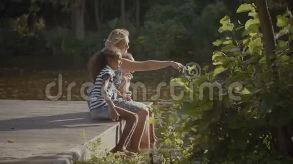 夏天欢乐的一家人在湖中嬉戏视频的预览图