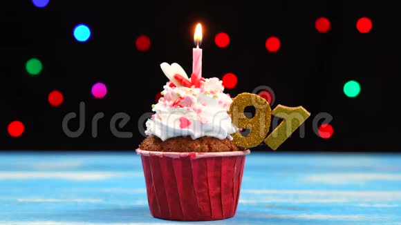 带有蜡烛的美味生日蛋糕和91号的彩色模糊灯光背景视频的预览图