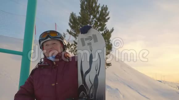 老年妇女滑雪板滑雪板在冬季度假村山上休息视频的预览图
