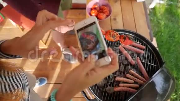 女孩做烤香肠和西红柿的照片素食烧烤派对高清慢镜头视频的预览图