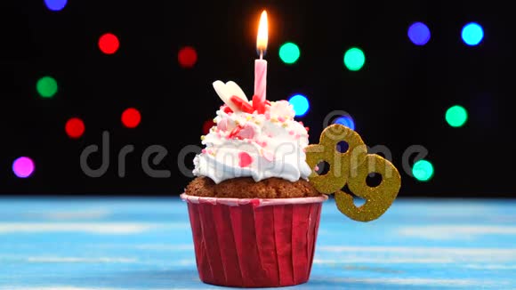 带有蜡烛的美味生日蛋糕和89号的彩色模糊灯光背景视频的预览图