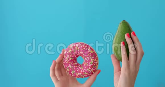 手拿鳄梨和甜甜圈视频的预览图