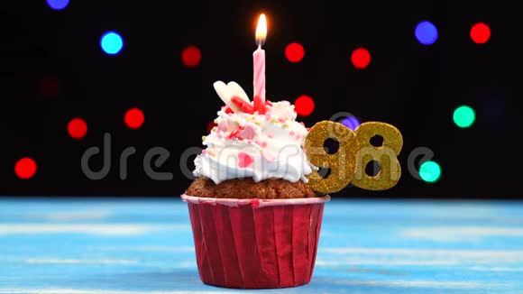 美味的生日蛋糕燃烧的蜡烛和98号彩灯背景视频的预览图