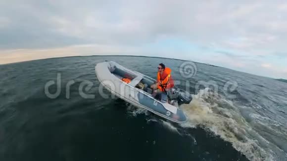 一个穿着救生衣的男人正在驾驶一艘动力船视频的预览图
