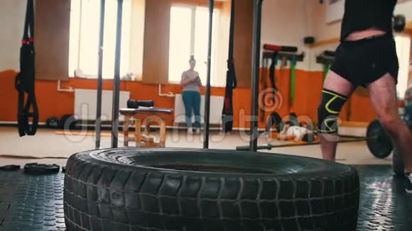 体育训练一个人在健身房用金属锤击一个大轮胎视频的预览图