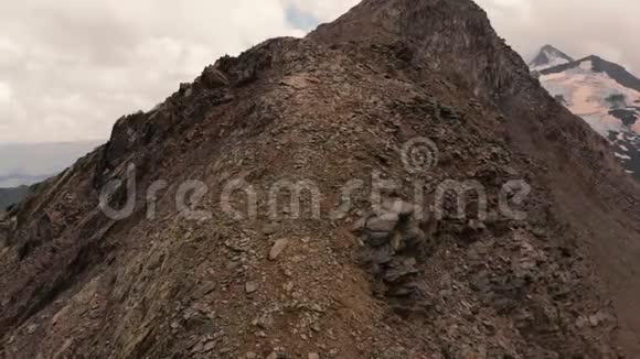 高加索山区4k无人驾驶飞机上看到的难以置信的高海拔岩石视频的预览图