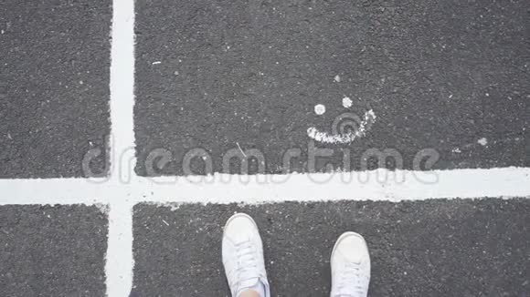 在人行道上操场上画的表情符号微笑视频的预览图
