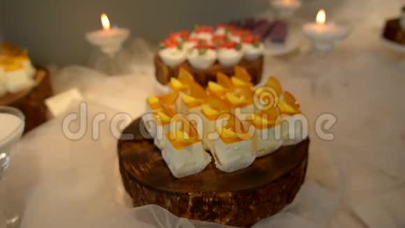 白色方形蛋糕上面有柑橘层和蜜饯视频的预览图