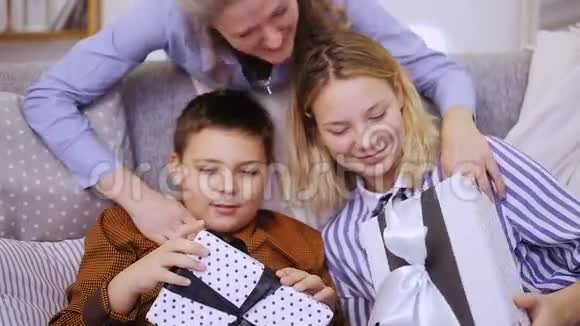一个男孩和一个女孩读了一本书收到了母亲的礼物视频的预览图
