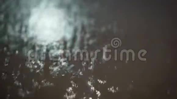 酒店大堂的精英水族馆系统玻璃上的瀑布水在玻璃上流动装饰瀑布的特写视频的预览图