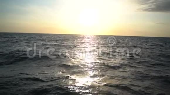 日出时溅起波浪慢动作视频的预览图