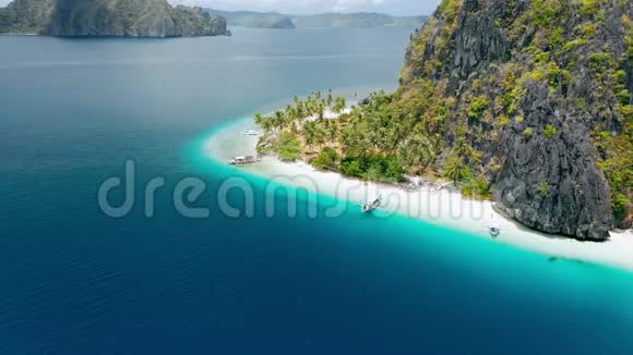 空中无人机拍摄的热带伊皮尔海滩Pinagbuyutan岛ElNido巴拉望菲律宾青绿色水沙质视频的预览图
