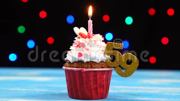 带有蜡烛的美味生日蛋糕和59号的彩色模糊灯光背景视频的预览图