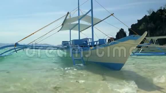 菲律宾尼多2019年2月1日传统菲律宾邦卡船锚定在华丽的热带海滩旅费视频的预览图