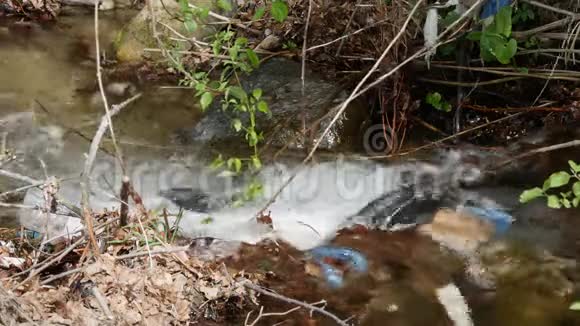 污染的山河有塑料垃圾和有毒垃圾视频的预览图