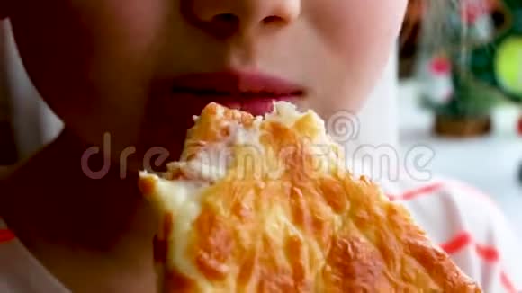 女孩咬比萨饼片有食欲饥饿的女孩吃午饭嚼垃圾食品饮食成瘾视频的预览图