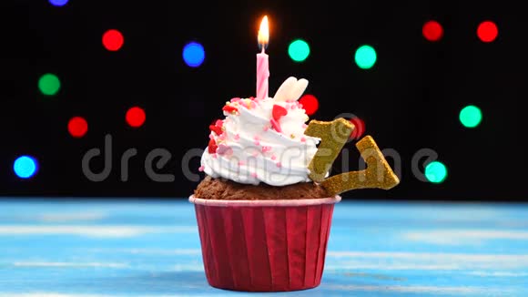 带有蜡烛的美味生日蛋糕和17号的彩色模糊灯光背景视频的预览图