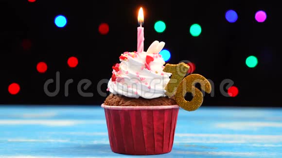 带有蜡烛的美味生日蛋糕和16号的彩色模糊灯光背景视频的预览图
