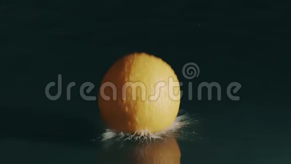 橙色落在浅水表面慢动作红色射击视频的预览图
