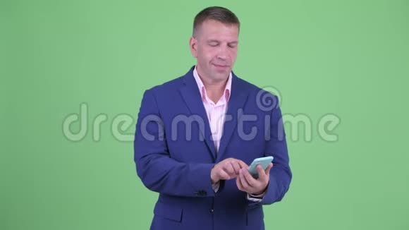 快乐的成熟男子汉商用电话视频的预览图