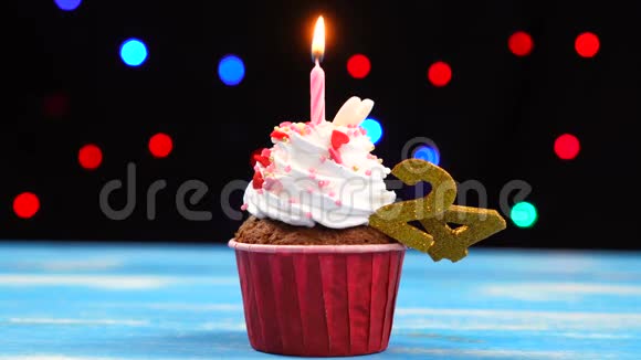 带有蜡烛的美味生日蛋糕和24号的彩色模糊灯光背景视频的预览图