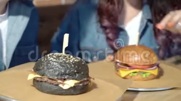 前景一片狼藉在咖啡馆里吃汉堡的情侣视频的预览图