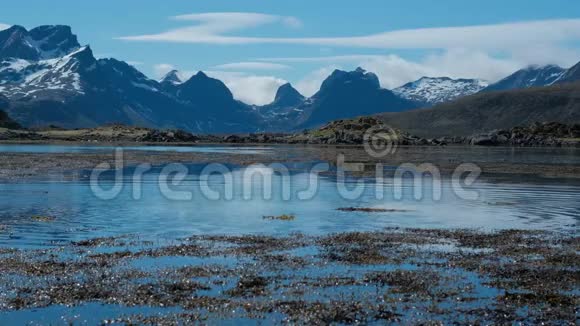 远山岩石云雪和冰川像典型的挪威风景一样梦想视频的预览图