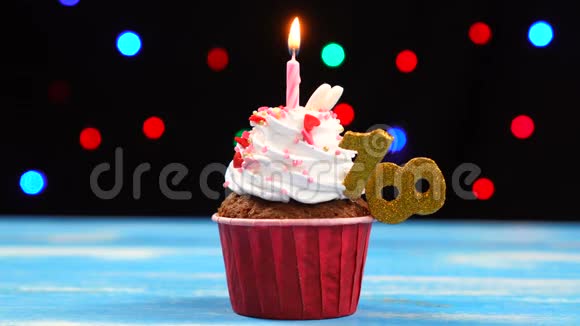 带有蜡烛的美味生日蛋糕和18号的彩色模糊灯光背景视频的预览图