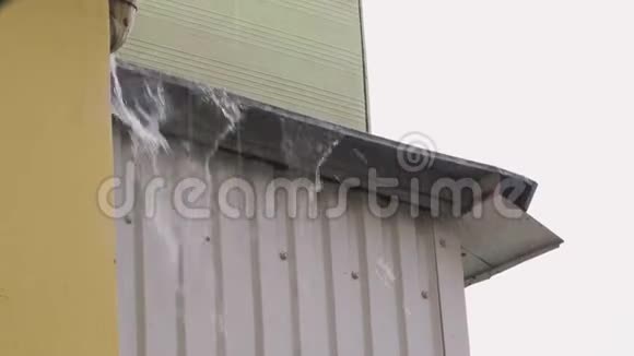 大雨从阳台遮阳板倾泻而出视频的预览图