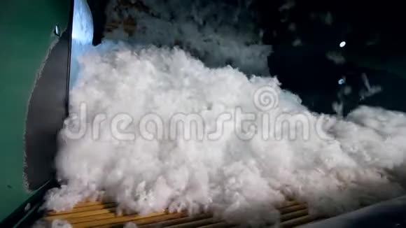 白色合成织物在工厂的机器中旋转视频的预览图