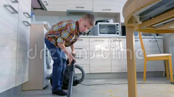 打扫厨房的地板他整理了散落在灰色瓷砖上的玉米片侧视视频的预览图