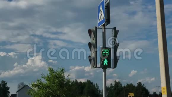 现代交通灯在行人过路处视频的预览图