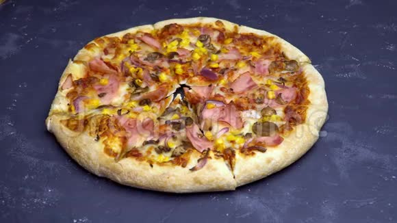 把意大利披萨切在桌子上视频的预览图