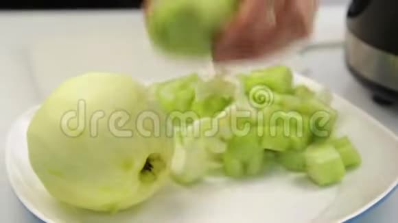 加工鲜猕猴桃削皮切片健康食品的成分视频的预览图