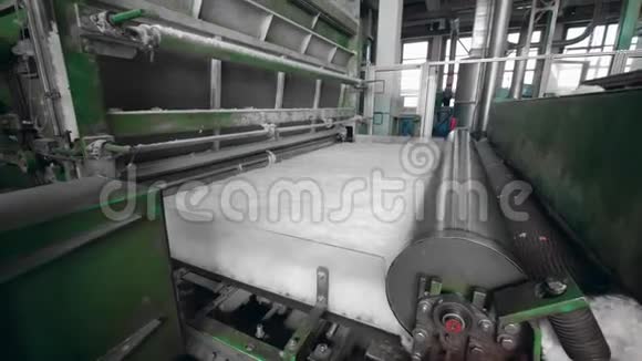 工厂机器滚动一层合成织物视频的预览图