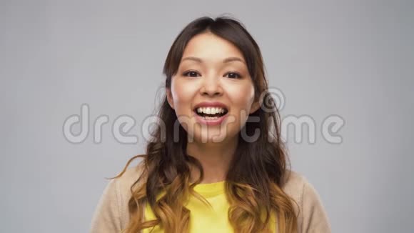 亚洲女人喊或叫某人视频的预览图