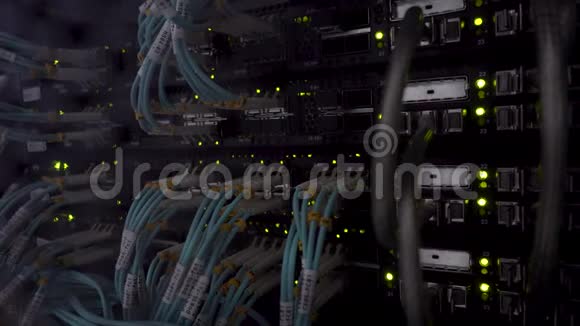 合上光缆服务器机架闪烁灯光视频的预览图
